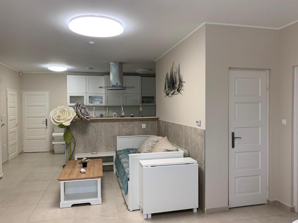 Topart Apartman I Балатонфенивес Екстериор снимка