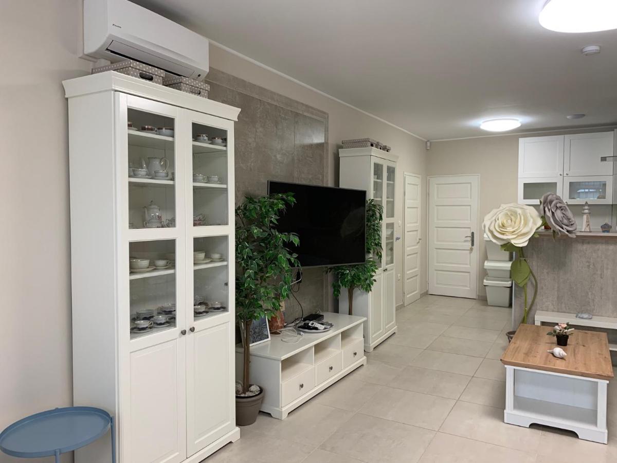 Topart Apartman I Балатонфенивес Екстериор снимка