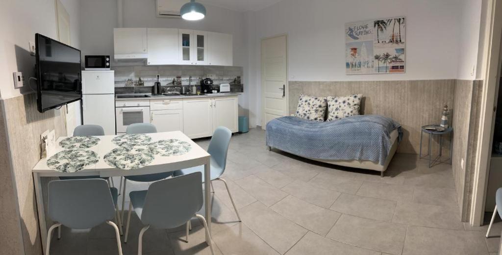 Topart Apartman I Балатонфенивес Екстериор снимка